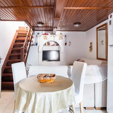 18th Century Renovated Stone House, Terrace, Free Fast Wi-fi Appartamento